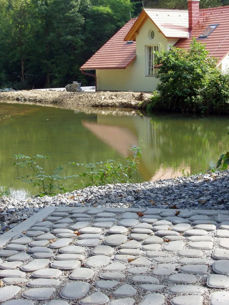 Betonové zatravňovací tvárnice a dlažby pro spolehlivé zpevnění podkladu