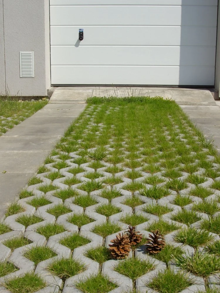 Betonové zatravňovací tvárnice a dlažby pro spolehlivé zpevnění podkladu