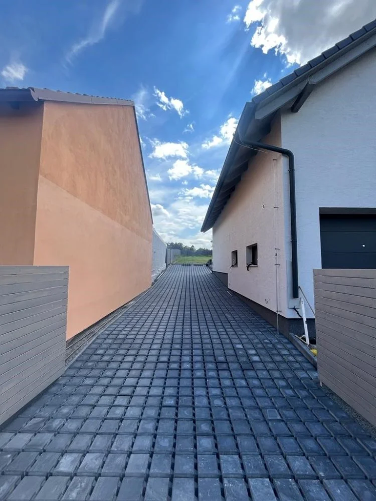 Betonové zatravňovací tvárnice a dlažby pro spolehlivé zpevnění podkladu