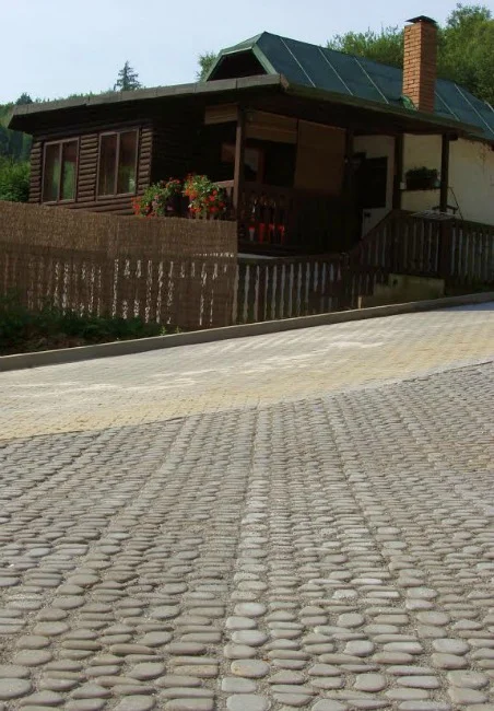 Betonové zatravňovací tvárnice a dlažby pro spolehlivé zpevnění podkladu